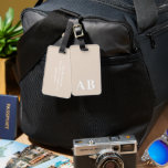 Beige Minimal Modern Initial Monogram Bagagebricka<br><div class="desc">Den här snyggten har en modern design i beige & white. Gör ett slags telefonfodral med anpassningsbar initial och namn. Det blir en coola,  en unik gåva till någon speciell eller dig själv. Om du vill ändra typsnitt eller position klickar du på knappen "Anpassa ytterligare" och kan redigera den.</div>