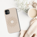 Beige Minimal Modern Initial Monogram Sunburst<br><div class="desc">Ska du ändra ditt iPhone-skydd så ofta som vi gör? Kolla in denna Beige Minimal Modern Initial Monogram Sunburst Fodral-Mate iPhone 14 Plus Fodral. Du kan enkelt anpassa det med ditt eget monogram. Och som bonus finns det ett vackert solsprängstecken. Lycklig anpassar sig! Med kärlek,  Frankie   Marlow!</div>
