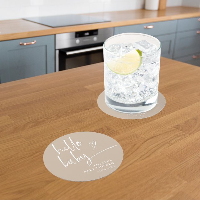 Beige minimalistisk Hej Baby Modern Baby Shower Underlägg Papper Rund (Skapare uppladdad)