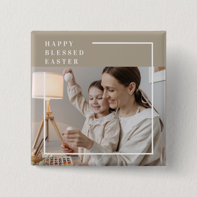 Beige Modern Family Photo | Lycklig Blank Påsk Knapp (Framsida)