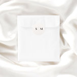 Beige Monogram Elegant bröllop Runt Klistermärke<br><div class="desc">Lägg till lite elegans i dina bröllop-detaljer med den här personligen-dekalen som innehåller parets monogram i mitten och skapar en förfinad kontaktpunkt. Texten återges vackert i ett elegant serif-teckensnitt som ger en tidslassig och sofistikerad utformning. Perfekt för att försegla bröllopsinbjudningar, favoriter eller presentpåsar, detta klistermärke kompletterar perfekt ett elegant bröllop-tema....</div>