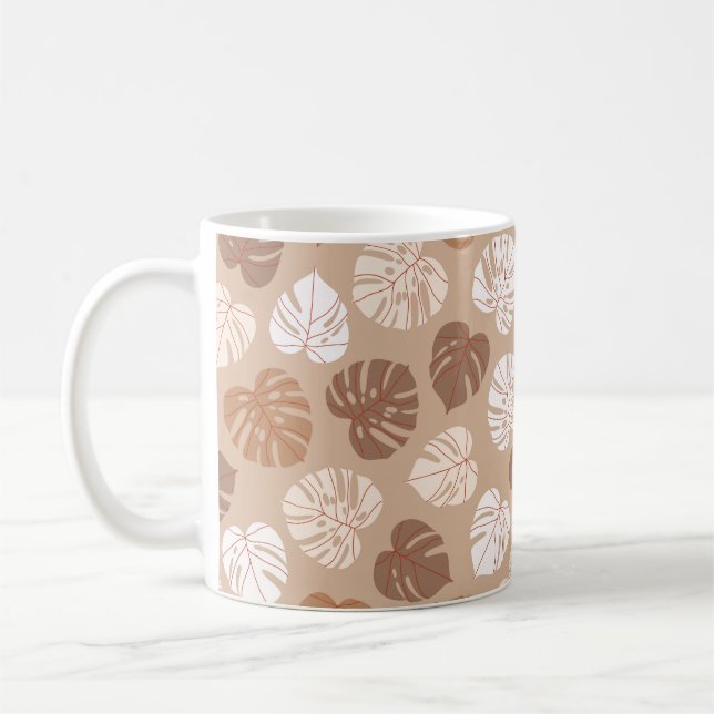 Beige monstera löv sömlöst mönster. Trendig Kaffemugg (Vänster)