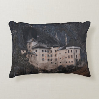 BEIGE OCH BLACK CONRETE HUS PRYDNADSKUDDE