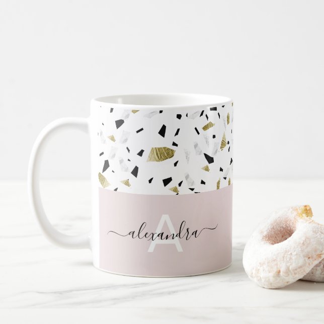 Beige och guld foil terrazzo mönster monogram kaffemugg (Med munk)