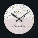 Beige och guld foil terrazzo mönster monogram rund klocka<br><div class="desc">Beige och guld foil terrazzo mönster monogrammogram dygnet runt</div>