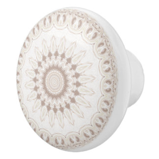 Beige och krämfärgad mandalamönster knopp