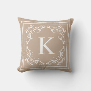Beige och vit dekorativ ram med anpassad monogram kudde