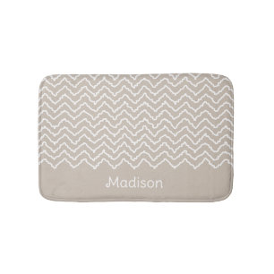Beige Och Vit Snirklig Chevron Sicksack Med Namn Badrumsmatta