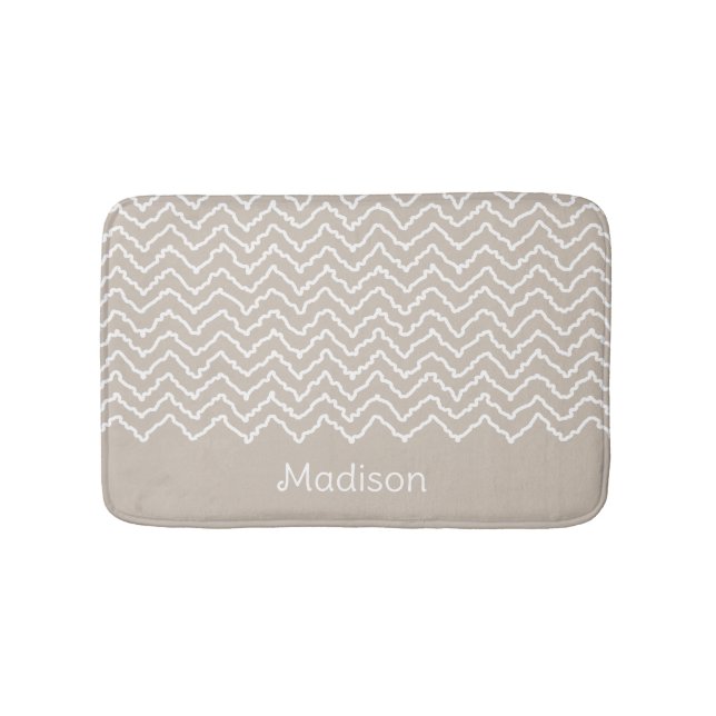 Beige Och Vit Snirklig Chevron Sicksack Med Namn Badrumsmatta (Framsidan)