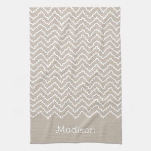 Beige Och Vit Snirklig Chevron Sicksack Med Namn Kökshandduk