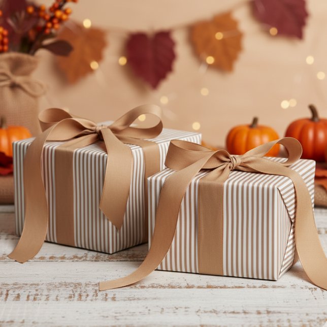 Beige och White Rand Mönster Presentpapper (Modern & Classic Tan Brown Wrapping Paper. Trendy Navy Blue & White Chic Stripes Pattern for Him.)