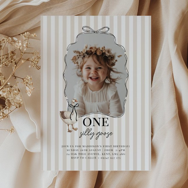 Beige One Silly Goose 1-års inbjudan (Zazzle Beige One Silly Goose 1st Birthday Invitation)