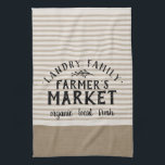 Beige Rand Anpassningsbar Farmer Market | Jordbruk Kökshandduk<br><div class="desc">Den moderna jordbrukshusjordbrukarens personlig för kökshanddukar på rand med stads-, familje- eller anpassningsbar namn eller annan . Observera att den subtila linen struktur är en del av den tryckta utformningen och att produkten inte är gjord av äkta linne. Klicka på knappen Anpassa om du vill lägga till egen text och...</div>