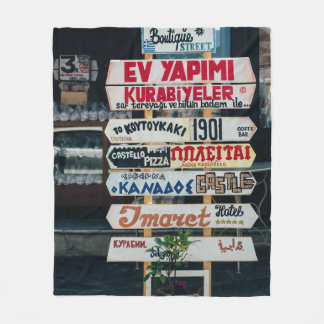 BEIGE RED OCH BROWN SIGNAGAGAGAGE PÅ BEIGE STAND P FLEECEFILT