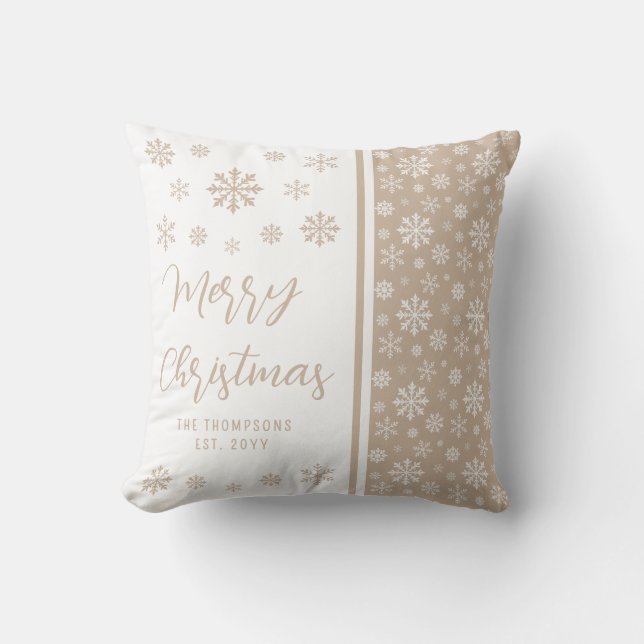 Beige Snowflakes Merry Christmas With Family Name Kudde (Framsida)