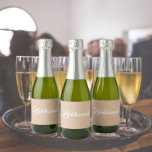 Beige Stylized Script Bröllop Bridesmaid<br><div class="desc">Självhäftande etiketter för bröllop minismousserande vin flaskor som har trendig beige färg tillsammans med "Bridesmaid" tryckt i vitt,  stiliserat skript. En underbar idé när du lägger ut dina brudtärnor och planerar för en bachelorette-fest!</div>