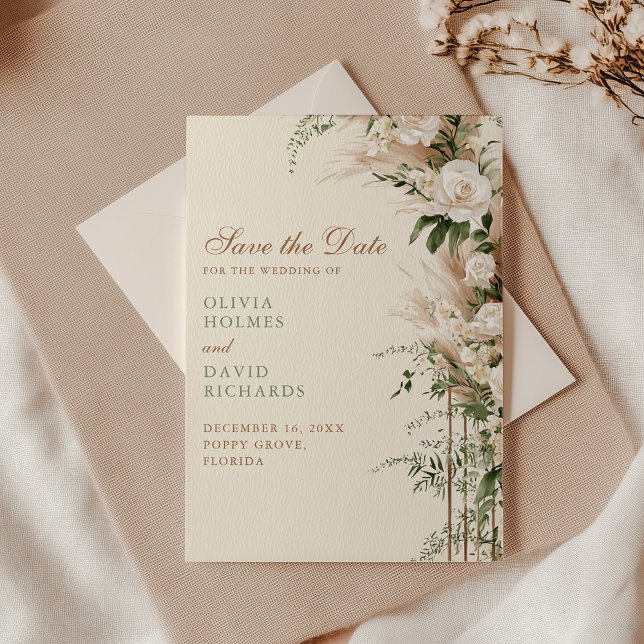 Beigefärgad Pampasgräs Bröllopskort för Save the D Spara Datumet (Boho Pampas Grass & White Rose Wedding Save The Date with an envelope on an elegant table)