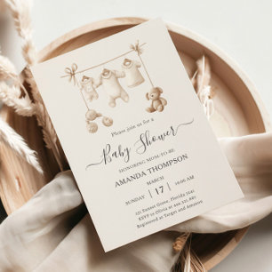 Beigfärgade babykläder och leksaker baby shower inbjudningar