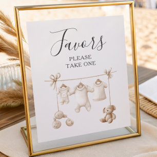 Beigfärgade babykläder och leksaker baby shower pr poster