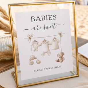 Beigfärgade babykläder och leksaker Bebisar är söt Poster