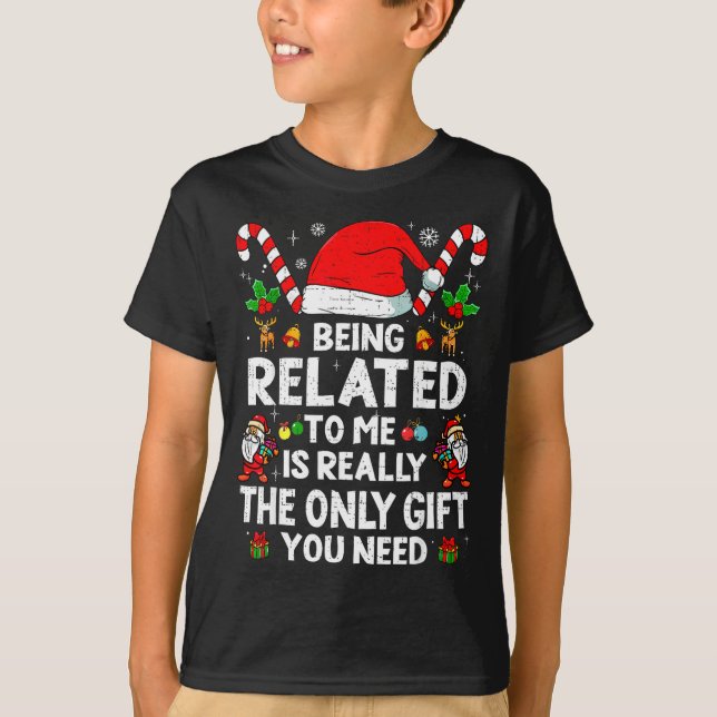 Being Related To Me Funny Christmas Family Xmas Pa T Shirt (Framsida)