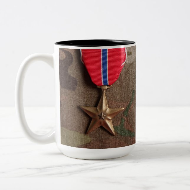 Bekämpa veteran och brons stjärnakaffemuggen Två-Tonad mugg (Vänster)