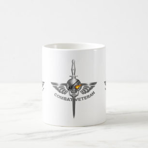 Bekämpa Veteran-Wicked Winged Skull med Dagger Magisk Mugg