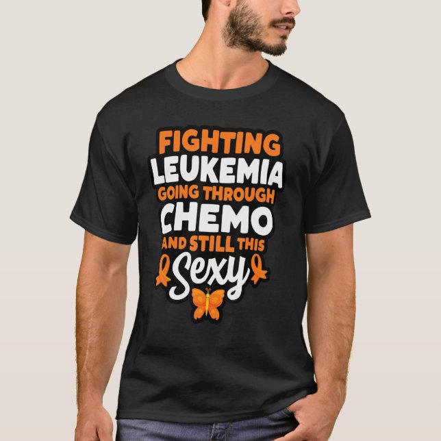 Bekämpning av leukemi som går genom kemo och fortf t shirt (Framsida)