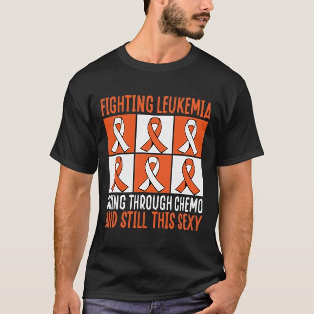 Bekämpning av leukemi som går genom kemo och fortf t shirt (Framsida)