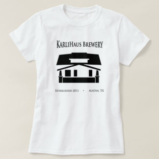 Beklär grundläggande kvinna för det KarliHaus T-shirt