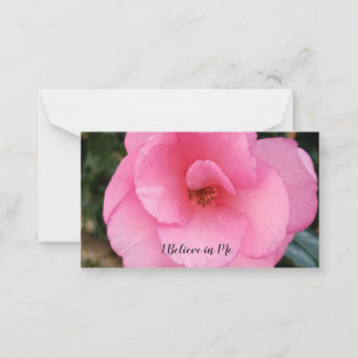 Bekräftelsekort på ett skrivbord. anteckningskort