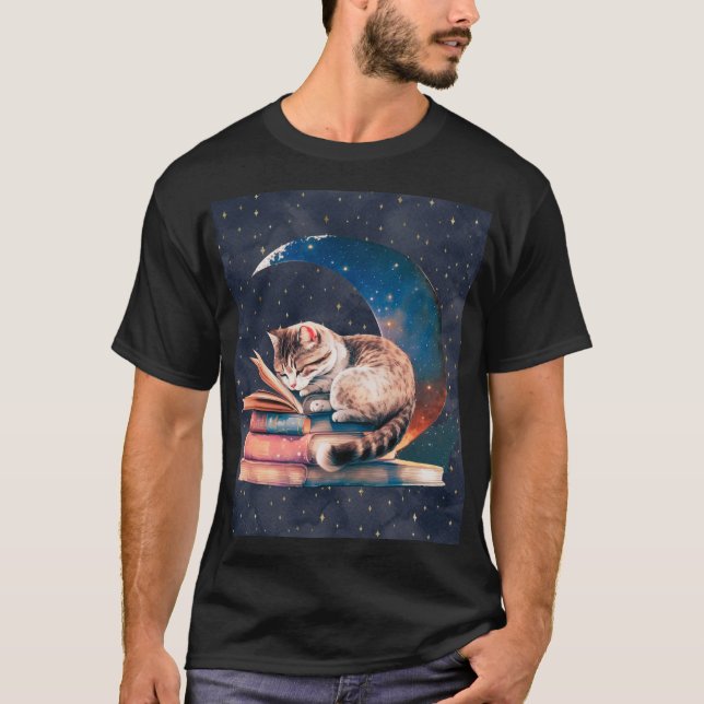 Bekvämt katt vid Måne som läser A Bok T Shirt (Framsida)