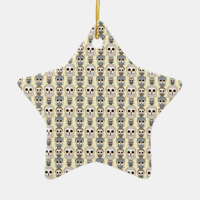 Bekvämt lilla Uggla Mönster på Light Gult Julgransprydnad Keramik (Framsidan)