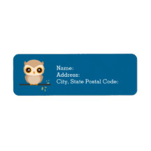 Bekvämt lilla uggla vid träd gren