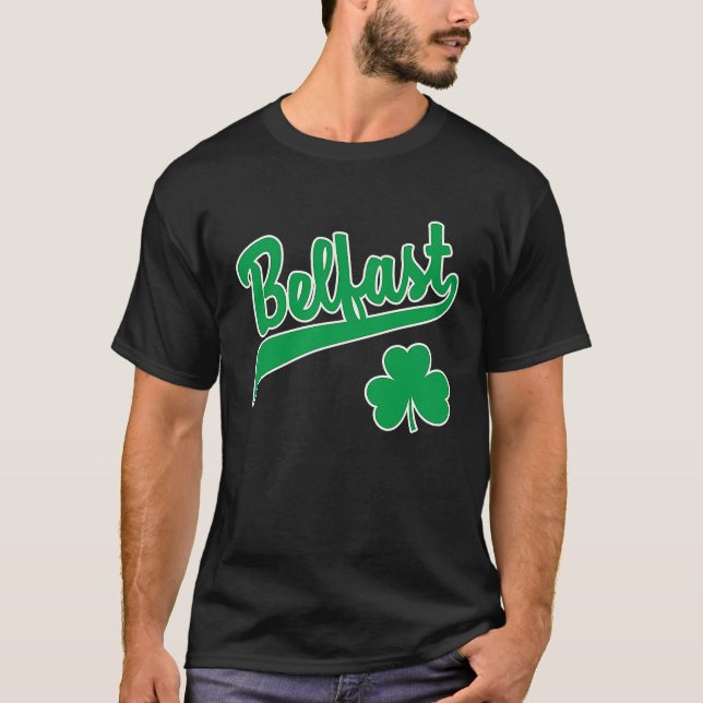 Belfast Sports Script Shamrock Green Print White O T Shirt (Framsida)