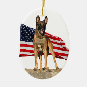 Belgare Malinois med flaggaprydnaden Julgransprydnad Keramik