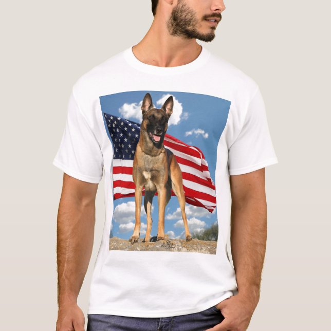 Belgare Malinois med flaggat-skjortan Tee (Framsida)