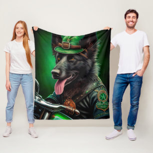Belgisk vallhund cyklar på St. Patrick's Day Fleecefilt