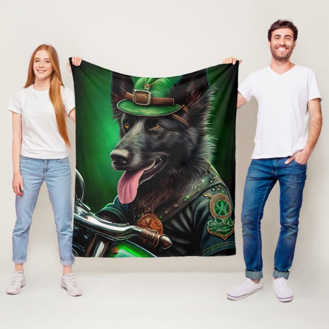 Belgisk vallhund cyklar på St. Patrick's Day Fleecefilt (På plats)