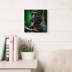 Belgisk vallhund cyklar på St. Patrick's Day Fyrkantig Klocka