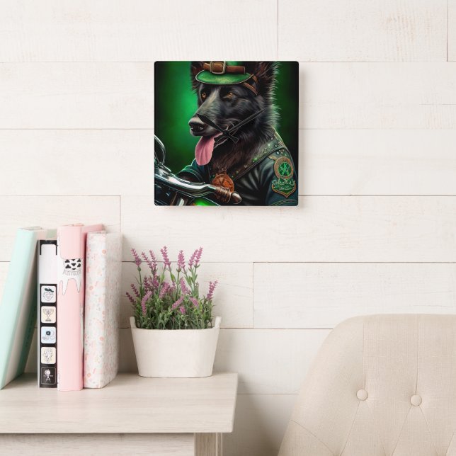 Belgisk vallhund cyklar på St. Patrick's Day Fyrkantig Klocka (Läsesal)