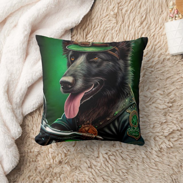 Belgisk vallhund cyklar på St. Patrick's Day Kudde (Filt)