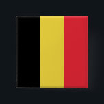 Belgiska Flagga Knapp<br><div class="desc">Detta mönster är utmärkande för Belgiens flagga (officiellt Konungariket Belgien), som är ett land i Westerna Europa. Belgien gränsar av Nederländerna norrut, Tysklant till öster, Luxemburg sydost, Frankrike sydväst och Nordsjön nordväst. Belgiens största stad och huvudstad är Bryssel. Andra större städer i Belgien är Antwerpen, Brygge, Charleroi, Gent, Leuven, Liège...</div>