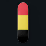 Belgiska Flagga Mini Skateboard Bräda 18,5 Cm<br><div class="desc">Detta mönster är utmärkande för Belgiens flagga (officiellt Konungariket Belgien), som är ett land i Westerna Europa. Belgien gränsar av Nederländerna norrut, Tysklant till öster, Luxemburg sydost, Frankrike sydväst och Nordsjön nordväst. Belgiens största stad och huvudstad är Bryssel. Andra större städer i Belgien är Antwerpen, Brygge, Charleroi, Gent, Leuven, Liège...</div>