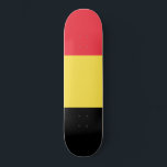 Belgiska Flagga Mini Skateboard Bräda 18,5 Cm<br><div class="desc">Detta mönster är utmärkande för Belgiens flagga (officiellt Konungariket Belgien), som är ett land i Westerna Europa. Belgien gränsar av Nederländerna norrut, Tysklant till öster, Luxemburg sydost, Frankrike sydväst och Nordsjön nordväst. Belgiens största stad och huvudstad är Bryssel. Andra större städer i Belgien är Antwerpen, Brygge, Charleroi, Gent, Leuven, Liège...</div>