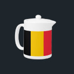 Belgiska Flagga Tekanna<br><div class="desc">Lägg till ett litet belgiskt pride i dina teritualer med vår elegant tekanna med flagga Belgien! Den här tekannan är uppgjord med precision och stil och är mer än bara en funktionell fråga. Den är en firande av Belgiens rik- och kulturarv och pride. Den eleganta designen visningar stolt den pulserande...</div>
