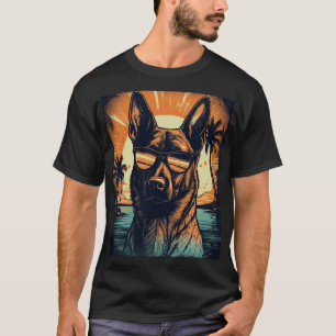 Belgiska Malinois vid en tropisk strand under soln T Shirt