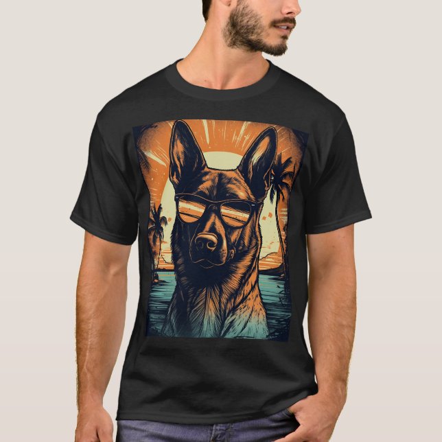 Belgiska Malinois vid en tropisk strand under soln T Shirt (Framsida)