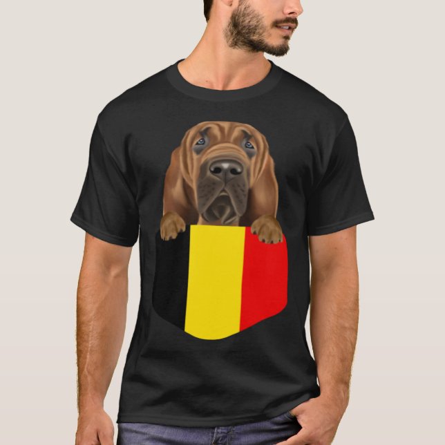 Belgium Flag Bloodhound Dog In Pocket T Shirt (Framsida)