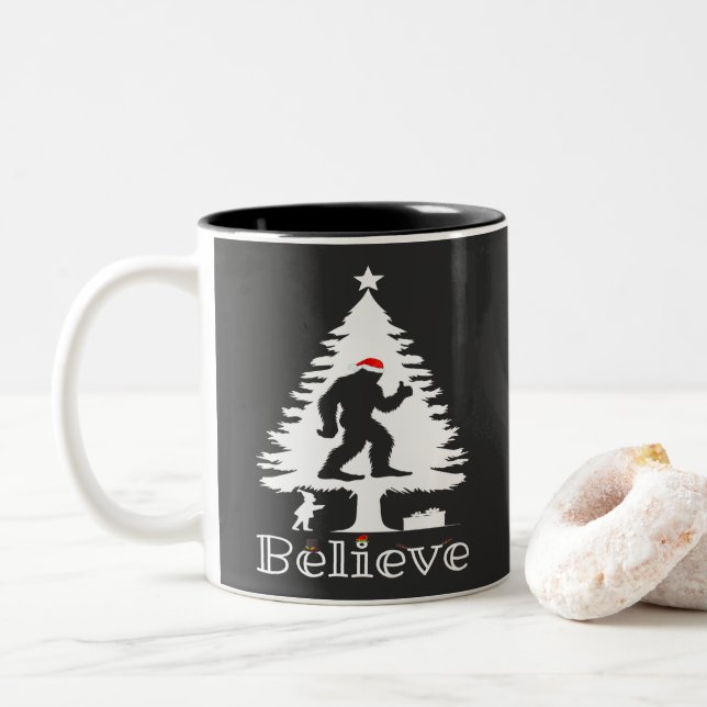 Believe Bigfoot Cryptozoology Christmas Tree Två-Tonad Mugg (Med munk)